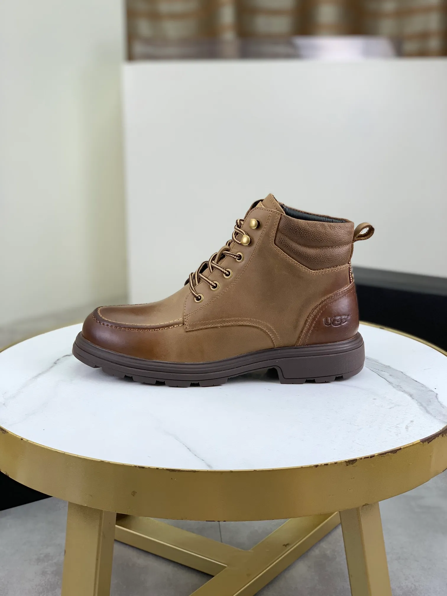 Factory price P640 💶[UGG] (full wool lining) Top-end high-quality fur integrated warm snow boots from Australia's warm luxury men's shoes brand, UGG-5877 official website synchronized, made of imported cowhide, carefully sewn...Imported rubber outsole (comfortable, soft, wear-resistant) The quality is really great...Exquisite workmanship, you can't put it down at first sight, code number: 39-44 Color: 3️⃣colors available